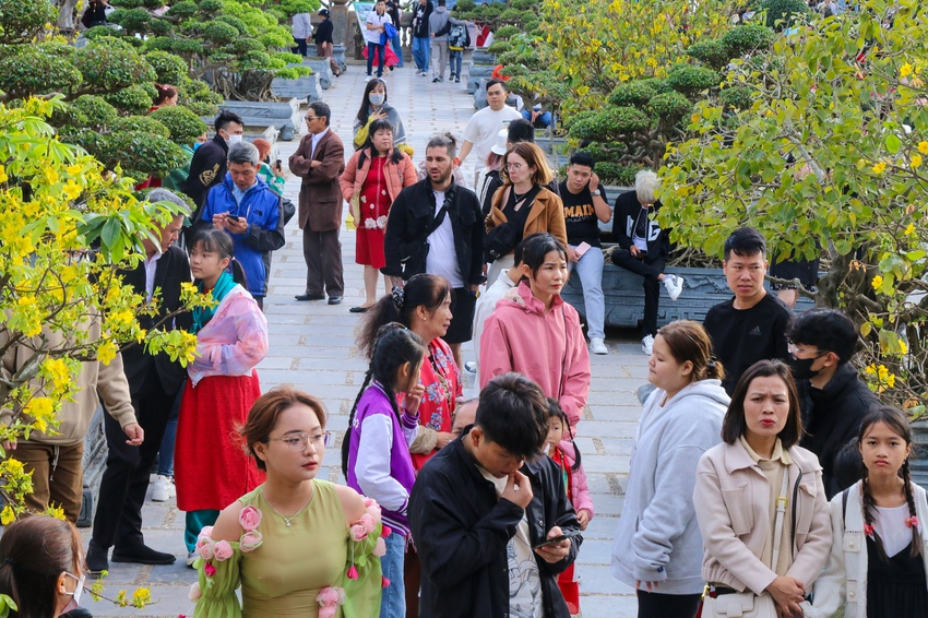 Chen chân lễ Phật, cầu an tại ngôi chùa nổi tiếng linh thiêng nhất Đà Nẵng - Ảnh 6.