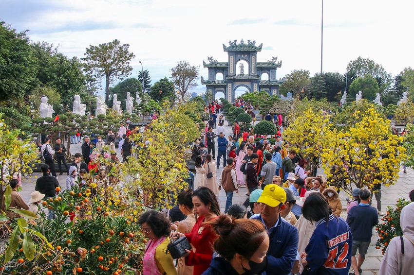 Chen chân lễ Phật, cầu an tại ngôi chùa nổi tiếng linh thiêng nhất Đà Nẵng - Ảnh 3.