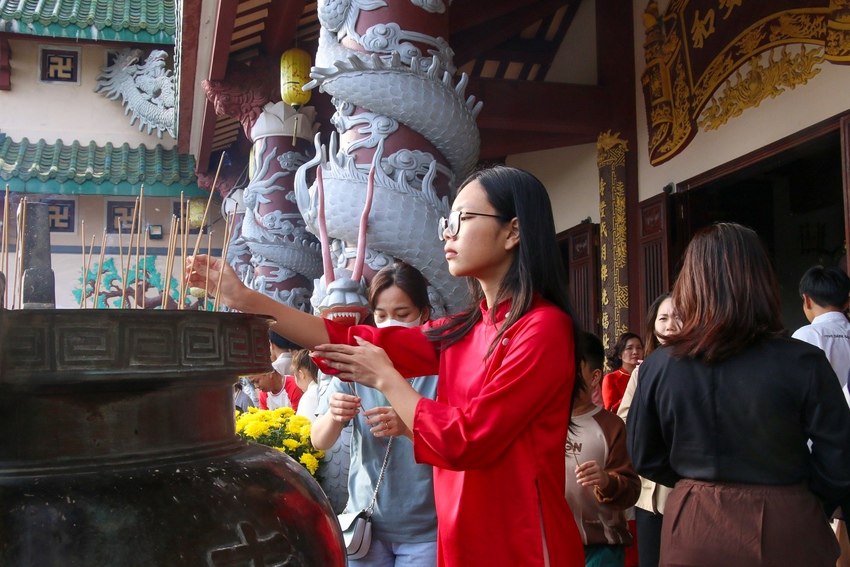 Chen chân lễ Phật, cầu an tại ngôi chùa nổi tiếng linh thiêng nhất Đà Nẵng - Ảnh 11.