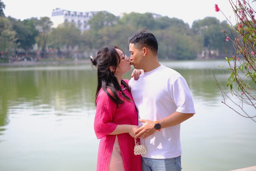 Chưa đến 14/2 nhưng đi dạo Hồ Gươm l&uacute;c n&agrave;y cũng ph&aacute;t hờn với c&aacute;c đ&ocirc;i y&ecirc;u nhau - Ảnh 11.