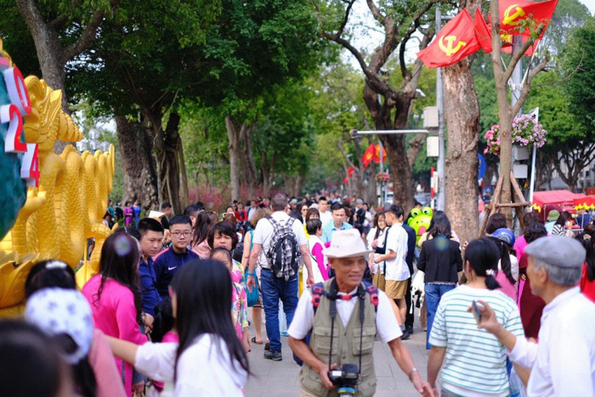 Chưa đến 14/2 nhưng đi dạo Hồ Gươm l&uacute;c n&agrave;y cũng ph&aacute;t hờn với c&aacute;c đ&ocirc;i y&ecirc;u nhau - Ảnh 1.
