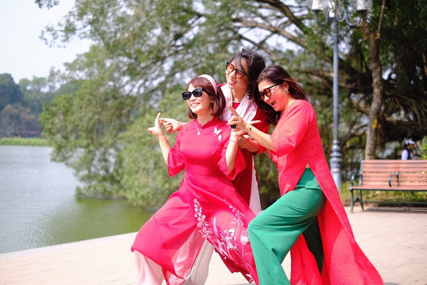 Chưa đến 14/2 nhưng đi dạo Hồ Gươm l&uacute;c n&agrave;y cũng ph&aacute;t hờn với c&aacute;c đ&ocirc;i y&ecirc;u nhau - Ảnh 10.