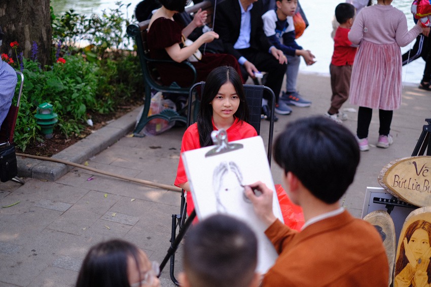 Chưa đến 14/2 nhưng đi dạo Hồ Gươm l&uacute;c n&agrave;y cũng ph&aacute;t hờn với c&aacute;c đ&ocirc;i y&ecirc;u nhau - Ảnh 9.