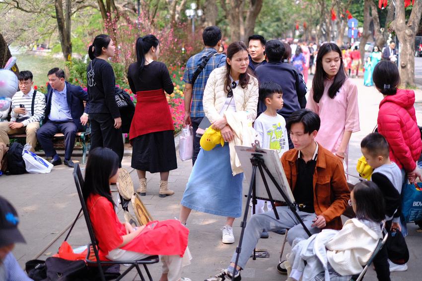 Chưa đến 14/2 nhưng đi dạo Hồ Gươm l&uacute;c n&agrave;y cũng ph&aacute;t hờn với c&aacute;c đ&ocirc;i y&ecirc;u nhau - Ảnh 8.