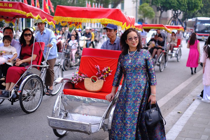Chưa đến 14/2 nhưng đi dạo Hồ Gươm l&uacute;c n&agrave;y cũng ph&aacute;t hờn với c&aacute;c đ&ocirc;i y&ecirc;u nhau - Ảnh 5.