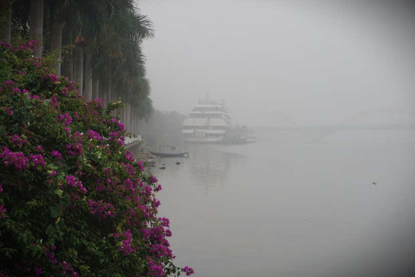 Ảnh: Phố phường Đà Nẵng chìm trong sương mù dày đặc hiếm thấy - Ảnh 8.
