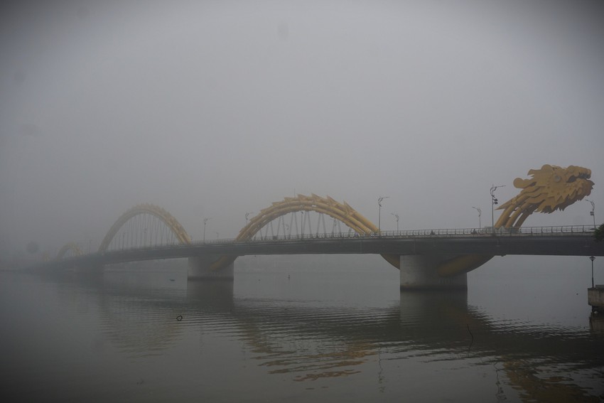 Ảnh: Phố phường Đà Nẵng chìm trong sương mù dày đặc hiếm thấy - Ảnh 3.