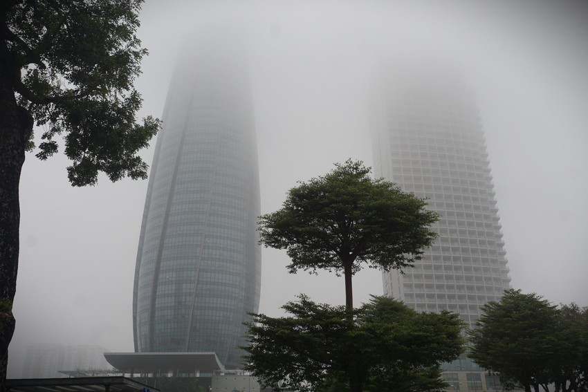 Ảnh: Phố phường Đà Nẵng chìm trong sương mù dày đặc hiếm thấy - Ảnh 14.