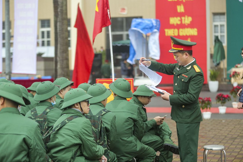 Tân binh nhập ngũ nhận nụ hôn của người yêu và lời hứa xúc động: Chờ anh, 2 năm nữa khi về nhất định sẽ cưới em - Ảnh 3.