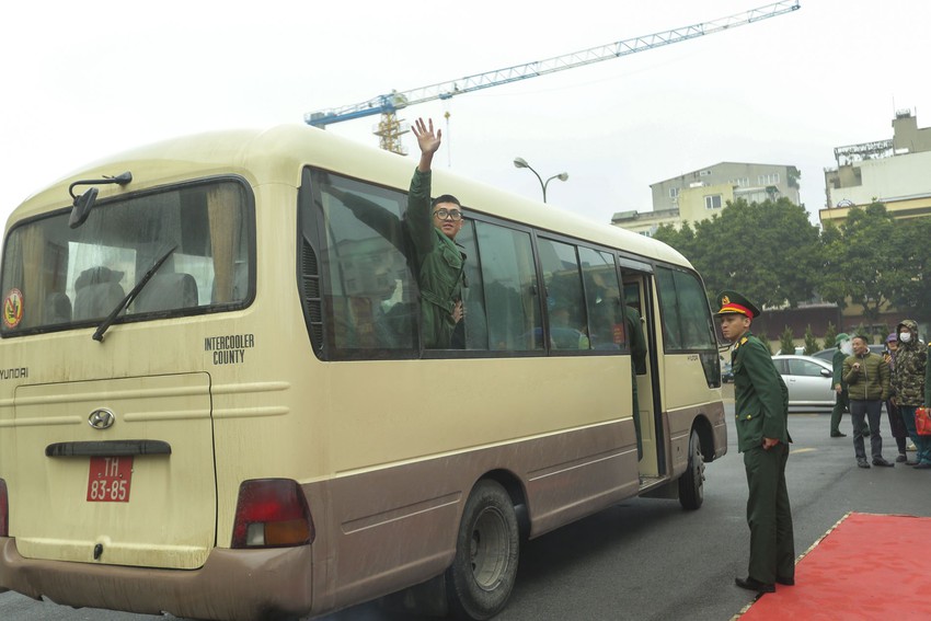 Tân binh nhập ngũ nhận nụ hôn của người yêu và lời hứa xúc động: Chờ anh, 2 năm nữa khi về nhất định sẽ cưới em - Ảnh 14.