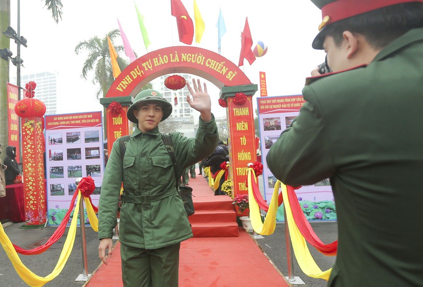 Tân binh nhập ngũ nhận nụ hôn của người yêu và lời hứa xúc động: Chờ anh, 2 năm nữa khi về nhất định sẽ cưới em - Ảnh 12.