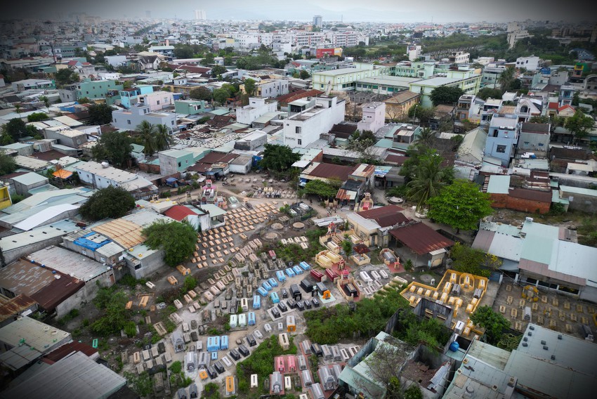 Ớn lạnh nơi người dân sống chung với 2.000 ngôi mộ ở Đà Nẵng - Ảnh 1.