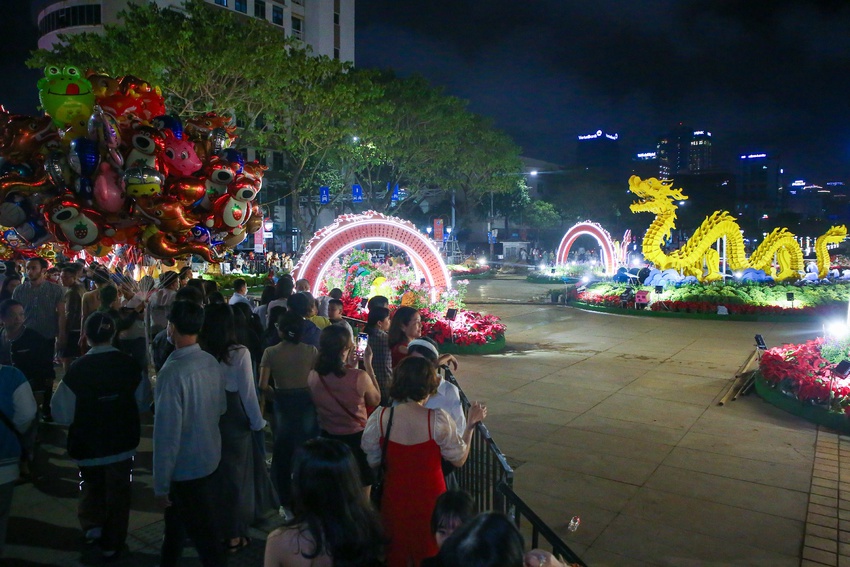 Ảnh, clip: Dàn linh vật rồng độc đáo ở Đà Nẵng chưa hoàn thành đã thu hút ngàn người đến chiêm ngưỡng - Ảnh 11.