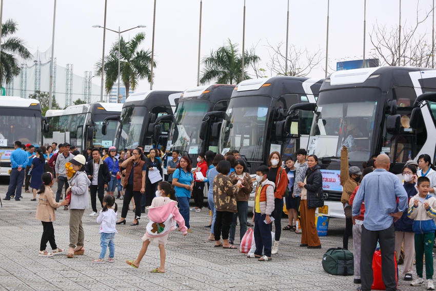 Niềm vui trên những chuyến xe 0 đồng mang Tết cho hàng ngàn công nhân: “Tết chỉ trọn vẹn là khi được về nhà” - Ảnh 2.