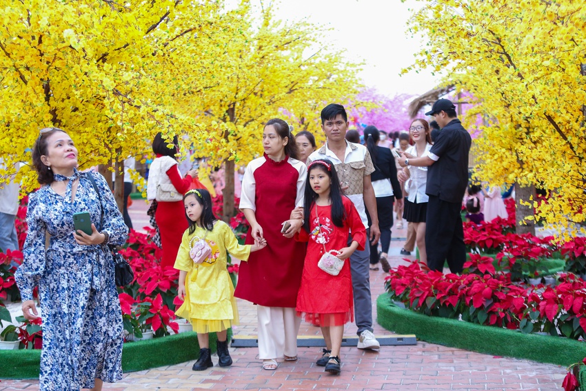 Du khách đổ xô đến chụp ảnh với dàn linh vật rồng đẹp sắc sảo tại đường hoa Tết Đà Nẵng - Ảnh 3.