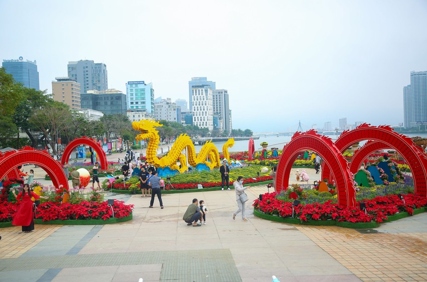 Du khách đổ xô đến chụp ảnh với dàn linh vật rồng đẹp sắc sảo tại đường hoa Tết Đà Nẵng - Ảnh 15.