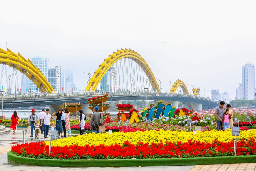 Du khách đổ xô đến chụp ảnh với dàn linh vật rồng đẹp sắc sảo tại đường hoa Tết Đà Nẵng - Ảnh 20.