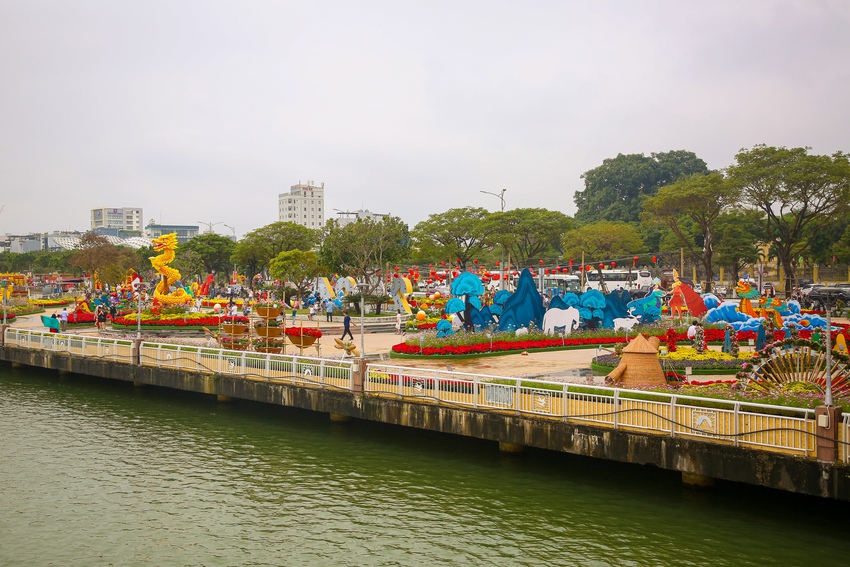Du khách đổ xô đến chụp ảnh với dàn linh vật rồng đẹp sắc sảo tại đường hoa Tết Đà Nẵng - Ảnh 12.