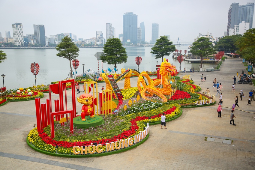 Du khách đổ xô đến chụp ảnh với dàn linh vật rồng đẹp sắc sảo tại đường hoa Tết Đà Nẵng - Ảnh 9.