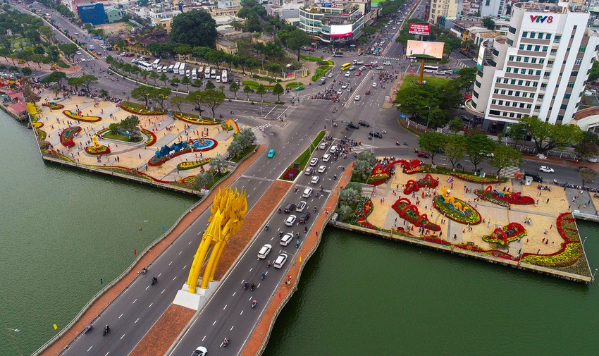 Du khách đổ xô đến chụp ảnh với dàn linh vật rồng đẹp sắc sảo tại đường hoa Tết Đà Nẵng - Ảnh 7.