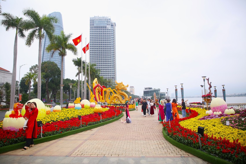 Du khách đổ xô đến chụp ảnh với dàn linh vật rồng đẹp sắc sảo tại đường hoa Tết Đà Nẵng - Ảnh 1.