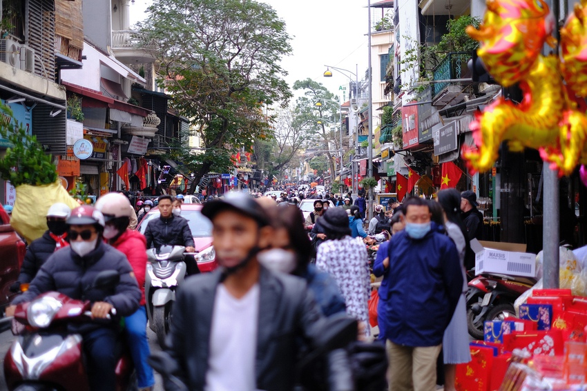 Người dân Hà Nội tấp nập xuống phố chiều 29 Tết, một cặp đôi showbiz cũng rạng rỡ chụp ảnh trên phố Hàng Mã - Ảnh 17.