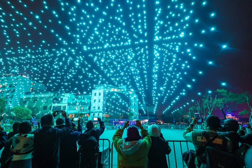 Nhìn lại những khoảnh khắc đẹp lung linh trên bầu trời Hà Nội trong đêm tổng duyệt trình diễn ánh sáng bằng 2.024 drone - Ảnh 1.