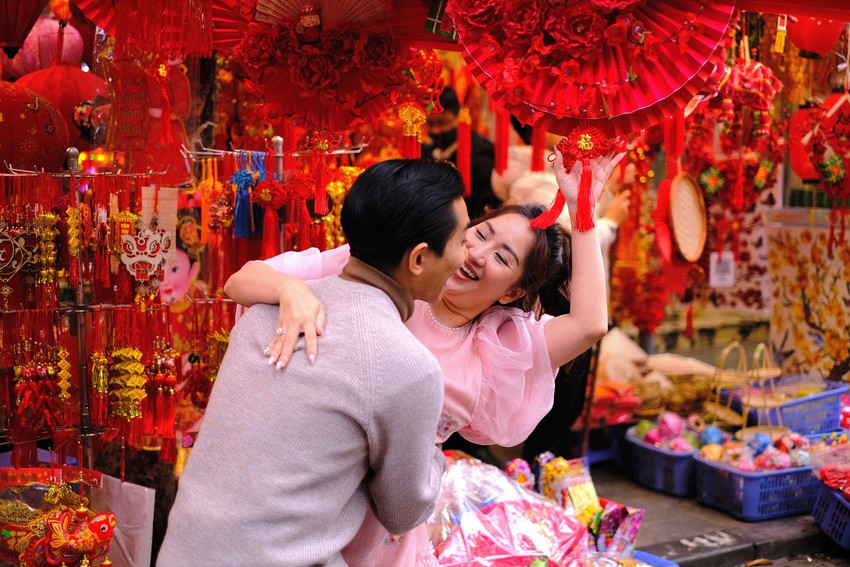 Người dân Hà Nội tấp nập xuống phố chiều 29 Tết, một cặp đôi showbiz cũng rạng rỡ chụp ảnh trên phố Hàng Mã - Ảnh 12.