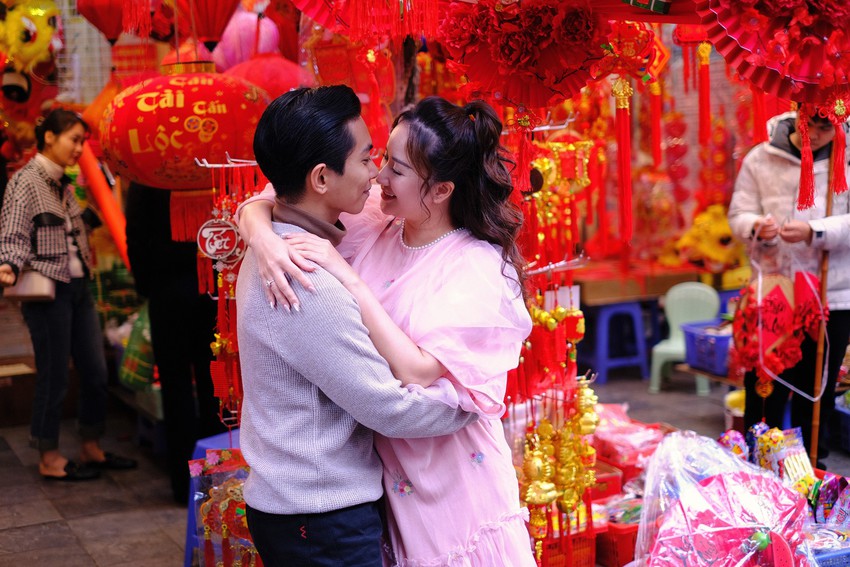 Người dân Hà Nội tấp nập xuống phố chiều 29 Tết, một cặp đôi showbiz cũng rạng rỡ chụp ảnh trên phố Hàng Mã - Ảnh 11.