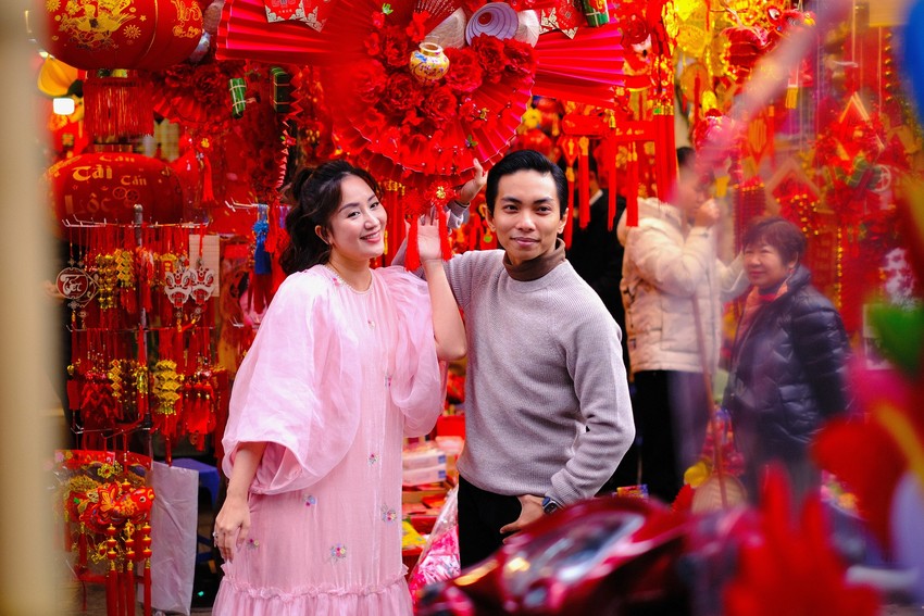 Người dân Hà Nội tấp nập xuống phố chiều 29 Tết, một cặp đôi showbiz cũng rạng rỡ chụp ảnh trên phố Hàng Mã - Ảnh 10.