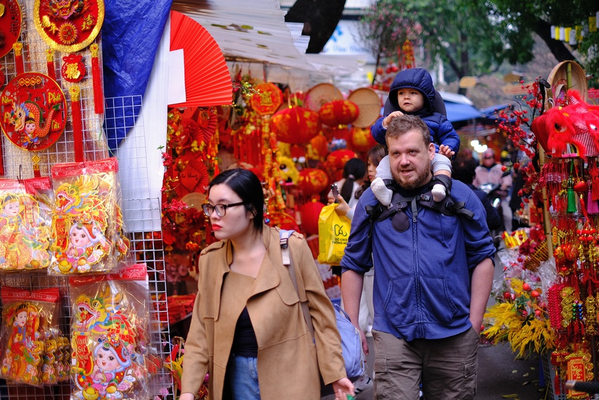 Người dân Hà Nội tấp nập xuống phố chiều 29 Tết, một cặp đôi showbiz cũng rạng rỡ chụp ảnh trên phố Hàng Mã - Ảnh 9.