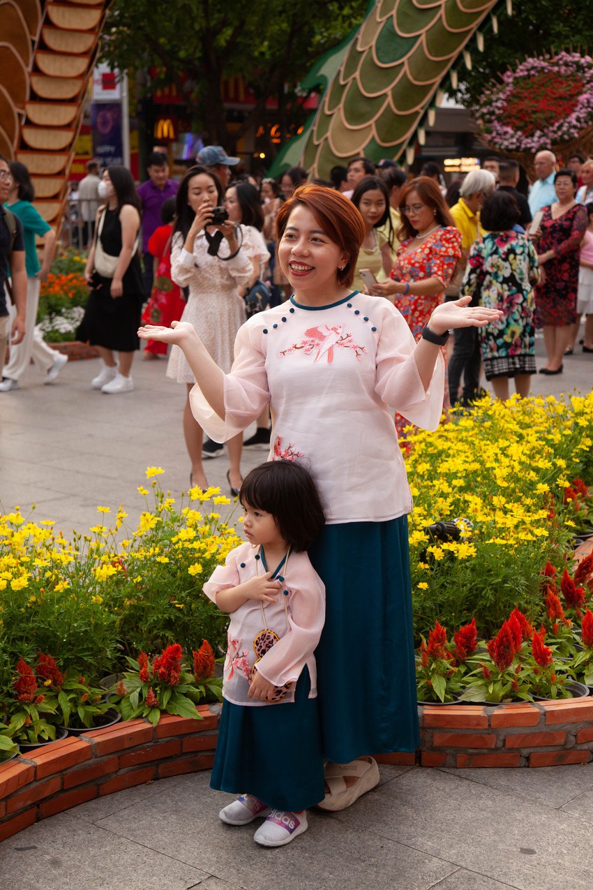 Hội chị em bạn dì diện áo dài Tết, tạo dáng đủ kiểu trên đường hoa Nguyễn Huệ - Ảnh 8.