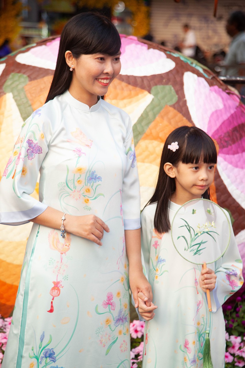 Hội chị em bạn dì diện áo dài Tết, tạo dáng đủ kiểu trên đường hoa Nguyễn Huệ - Ảnh 7.