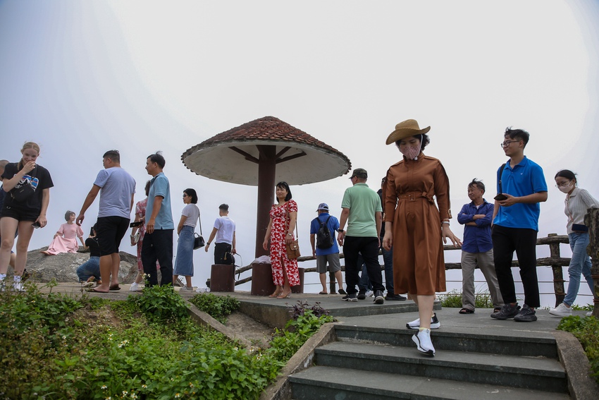 Ảnh: Du khách đổ xô check in đỉnh Bàn Cờ nơi tỷ phú Bill Gates thưởng trà khi đến Đà Nẵng - Ảnh 7.