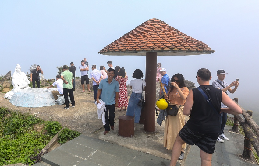 Ảnh: Du khách đổ xô check in đỉnh Bàn Cờ nơi tỷ phú Bill Gates thưởng trà khi đến Đà Nẵng - Ảnh 15.