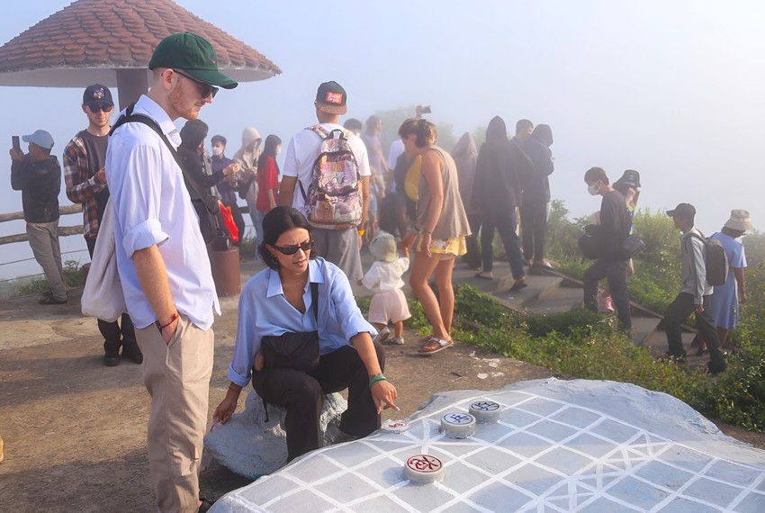 Ảnh: Du khách đổ xô check in đỉnh Bàn Cờ nơi tỷ phú Bill Gates thưởng trà khi đến Đà Nẵng - Ảnh 13.
