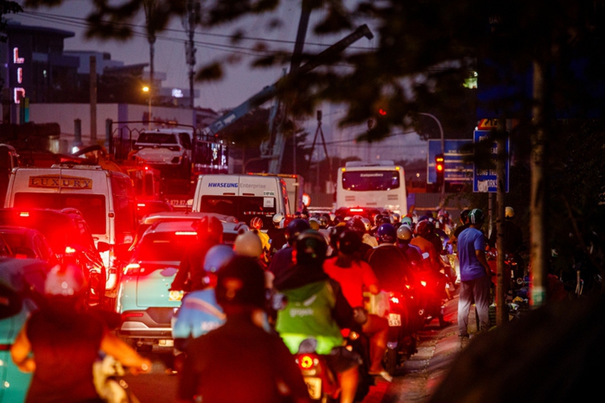 TPHCM đóng nút giao lớn nhất phía Nam trong 240 ngày: Giao thông ùn ứ, nạn kẹt xe thêm trầm trọng - Ảnh 9.