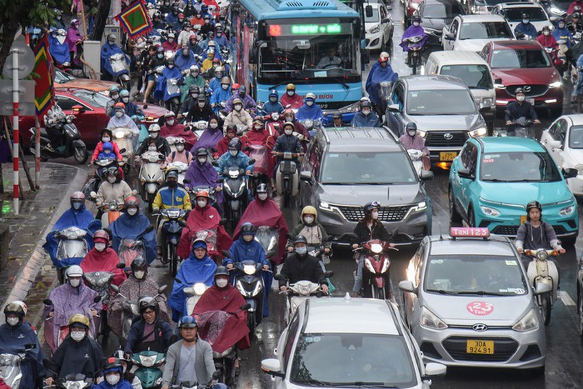 Hà Nội: Mưa lạnh, tắc đường, dân công sở chật vật tìm lối thoát đi làm - Ảnh 3.