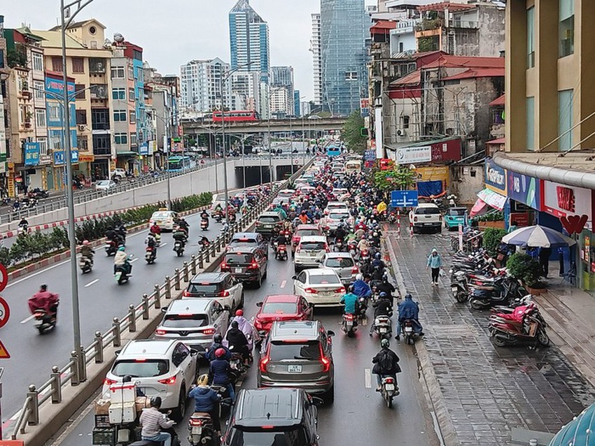 Hà Nội: Mưa lạnh, tắc đường, dân công sở chật vật tìm lối thoát đi làm - Ảnh 9.