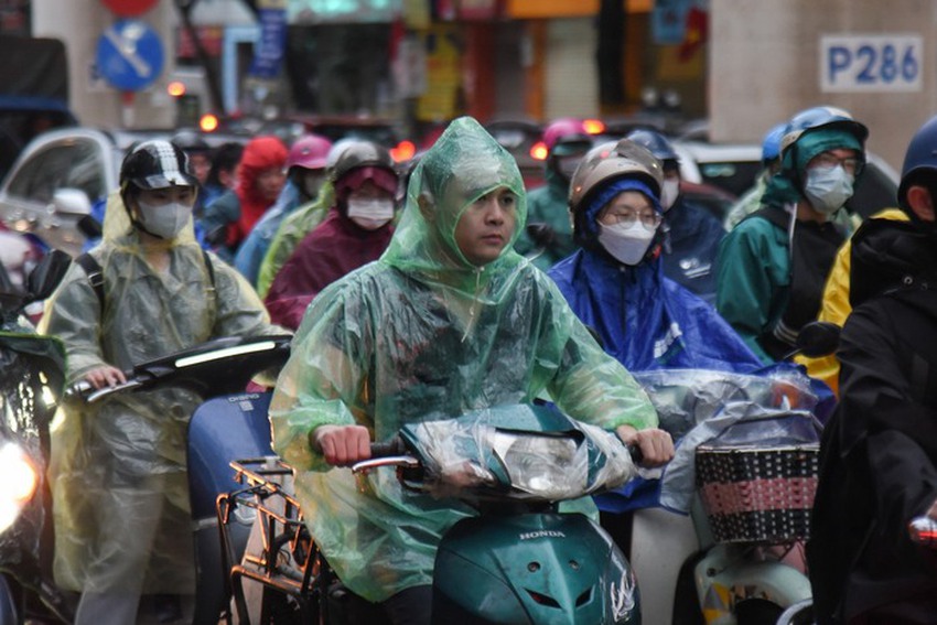 Hà Nội: Mưa lạnh, tắc đường, dân công sở chật vật tìm lối thoát đi làm - Ảnh 7.