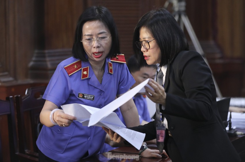 Gương mặt thất thần của bà Trương Mỹ Lan sau khi bị đề nghị tuyên án tử - Ảnh 9.