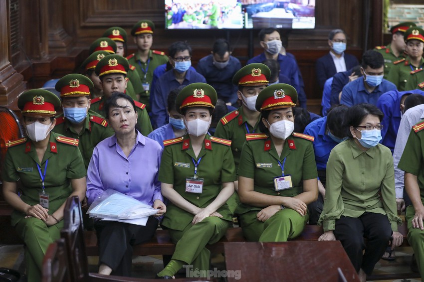 Gương mặt thất thần của bà Trương Mỹ Lan sau khi bị đề nghị tuyên án tử - Ảnh 5.