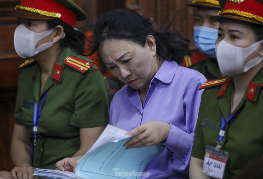 Gương mặt thất thần của bà Trương Mỹ Lan sau khi bị đề nghị tuyên án tử - Ảnh 3.