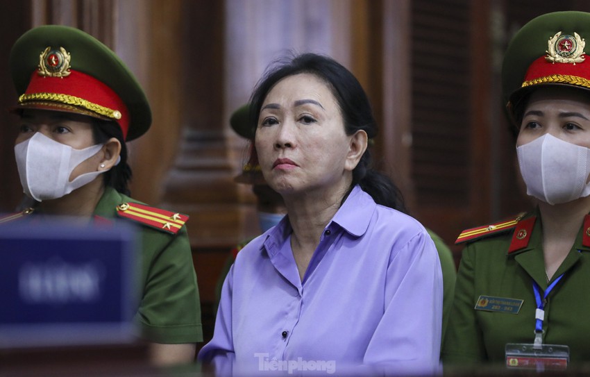 Gương mặt thất thần của bà Trương Mỹ Lan sau khi bị đề nghị tuyên án tử - Ảnh 2.
