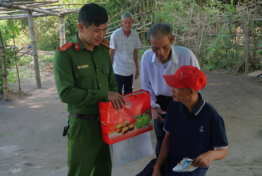 Cuộc đoàn tụ đẫm nước mắt của người cha già và con trai khờ lưu lạc 18 năm: Sức mạnh của mạng xã hội và lòng tốt người dưng xóm chợ - Ảnh 3.