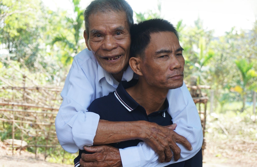 Cuộc đoàn tụ đẫm nước mắt của người cha già và con trai khờ lưu lạc 18 năm: Sức mạnh của mạng xã hội và lòng tốt người dưng xóm chợ - Ảnh 10.