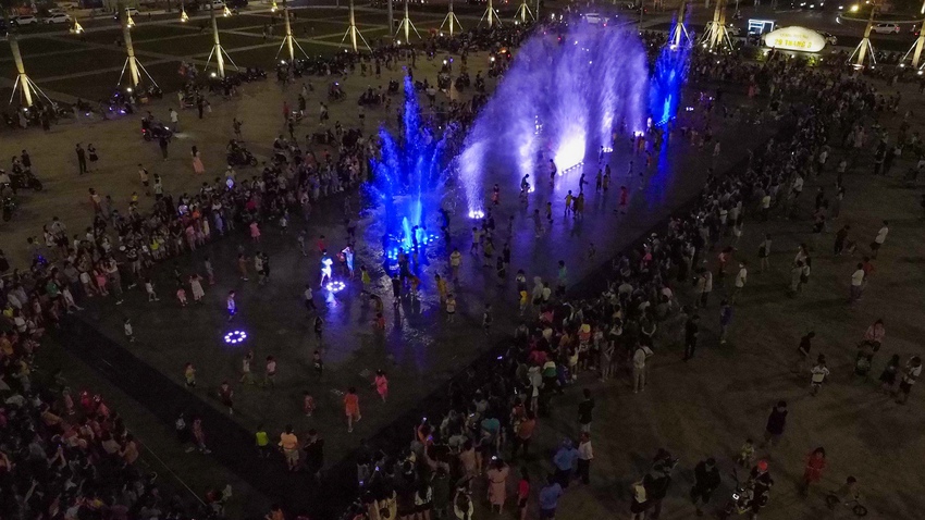 Ảnh: Sàn nhạc nước khủng ở Đà Nẵng thu hút ngàn người xem mỗi tối dù mới thử nghiệm - Ảnh 8.