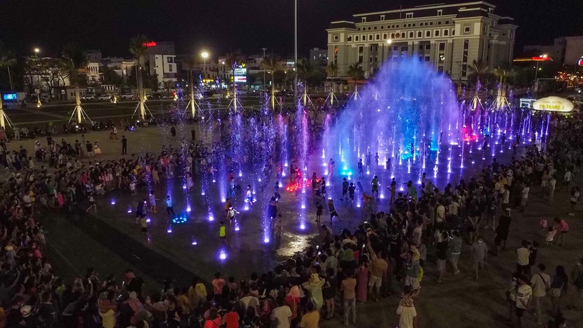 Ảnh: Sàn nhạc nước khủng ở Đà Nẵng thu hút ngàn người xem mỗi tối dù mới thử nghiệm - Ảnh 1.