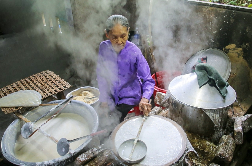Về thôn Túy Loan xem cụ bà 84 tuổi làm những chiếc bánh tráng được công nhận là Di sản văn hóa phi vật thể quốc gia - Ảnh 1.