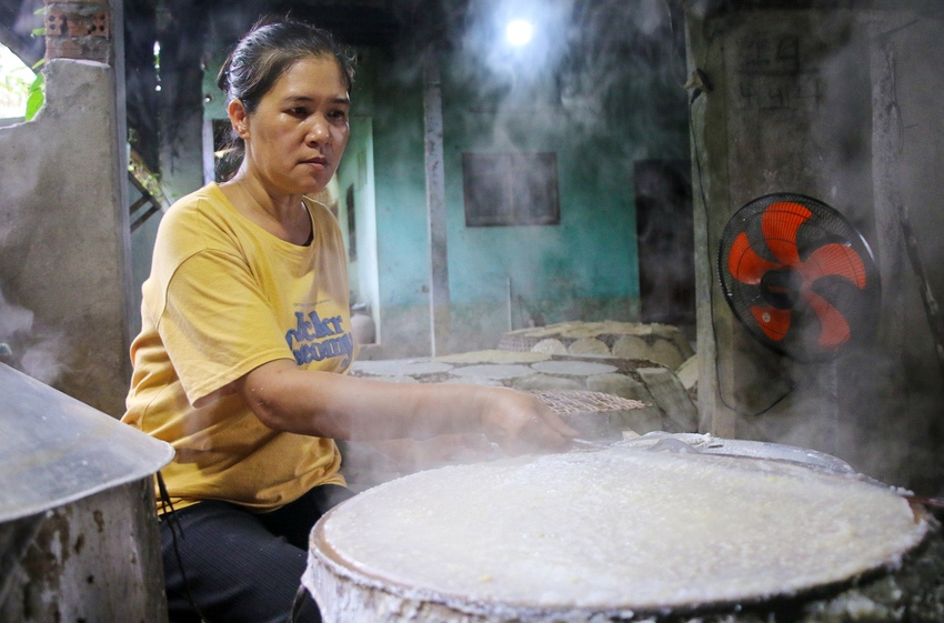 Về thôn Túy Loan xem cụ bà 84 tuổi làm những chiếc bánh tráng được công nhận là Di sản văn hóa phi vật thể quốc gia - Ảnh 5.
